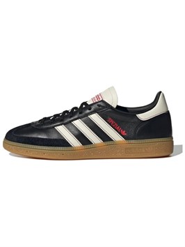 {{productViewItem.photos[photoViewList.activeNavIndex].Alt || productViewItem.photos[photoViewList.activeNavIndex].Description || 'Handball Adidas Originals Spezial &#39;Black Off White Red&#39;'}}