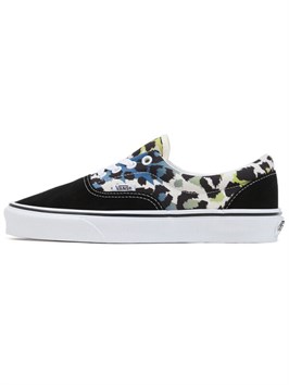{{productViewItem.photos[photoViewList.activeNavIndex].Alt || productViewItem.photos[photoViewList.activeNavIndex].Description || 'Era Vans &#39;Rainbow Leopard&#39;'}}