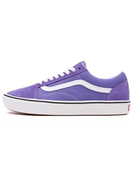 {{productViewItem.photos[photoViewList.activeNavIndex].Alt || productViewItem.photos[photoViewList.activeNavIndex].Description || 'Vans Basics Comfycush Old Skool &#39;Purple White&#39;'}}