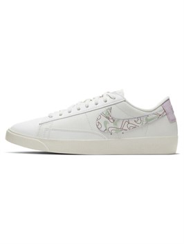 {{productViewItem.photos[photoViewList.activeNavIndex].Alt || productViewItem.photos[photoViewList.activeNavIndex].Description || 'Кроссовки Nike Blazer Low Valentine&#39;s Day Women’s'}}